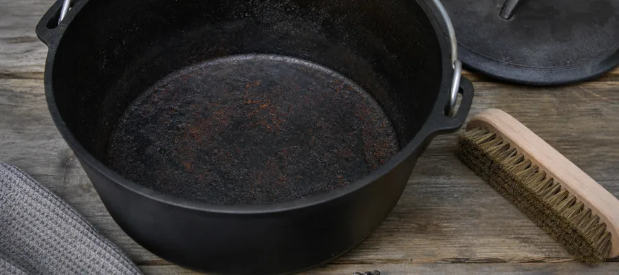 Dutch Oven Reinigung: So entfernst du eingebrannte Rueckstaende effektiv