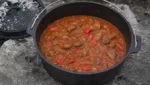 Rindergulasch im Dutch Oven – klassisches Eintopf-Rezept