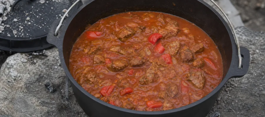 Rindergulasch im Dutch Oven – klassisches Eintopf-Rezept
